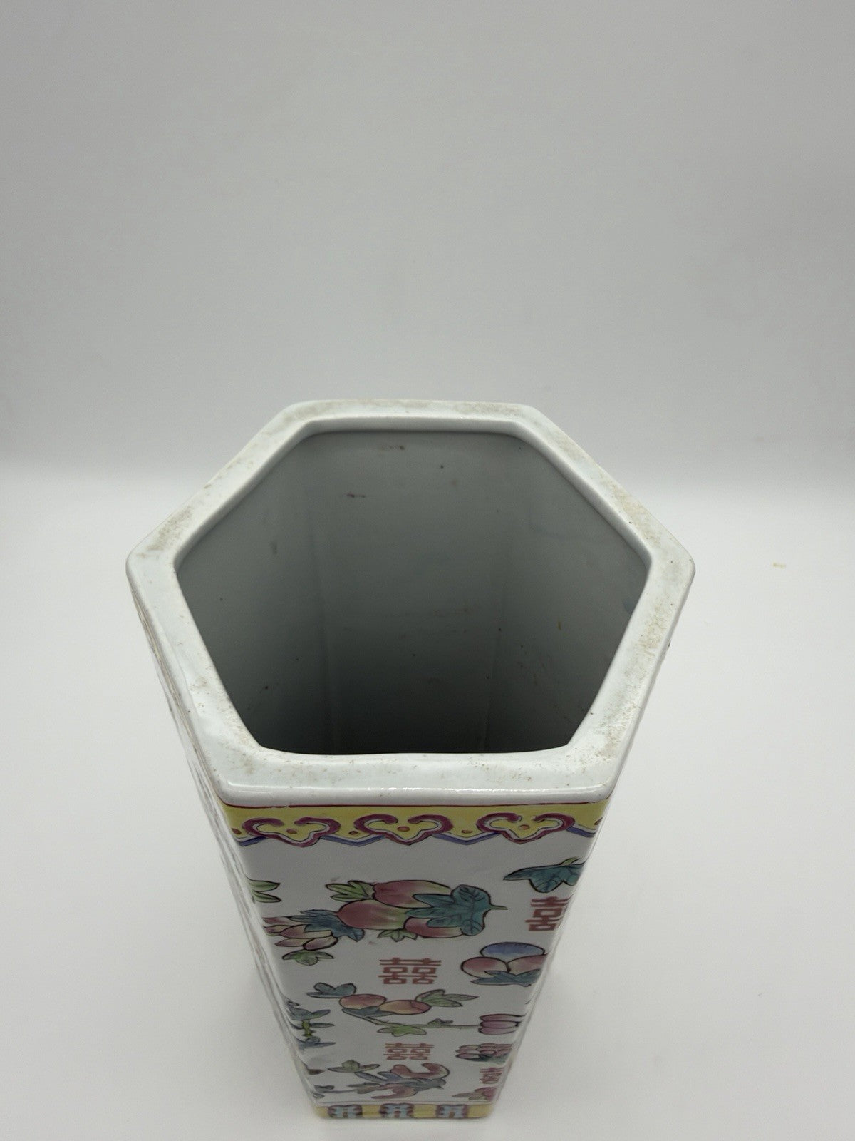 Antique Chinese hexagonal brush Porcelain Da Qing Tongzhi Nian Zhi Peaches Vase