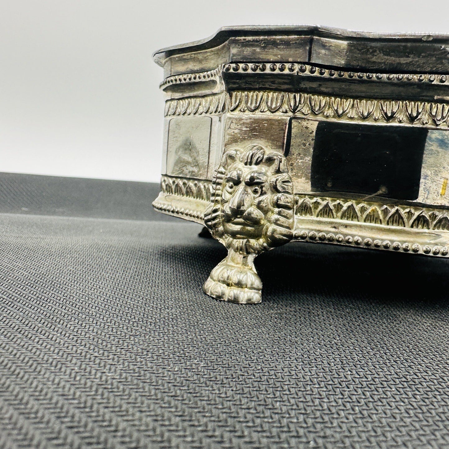 MCM Vintage Dieu Et Mon Droit British Royal Crest Silver Plate Jewelry Box
