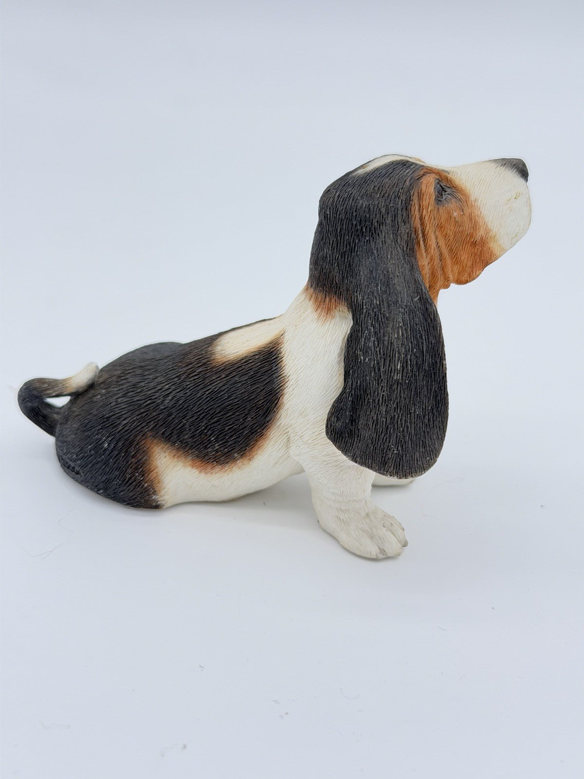 COUNTRY ARTISTS Bassett Hound Puppy Sitting Dog Figurine Resin Painted 2000