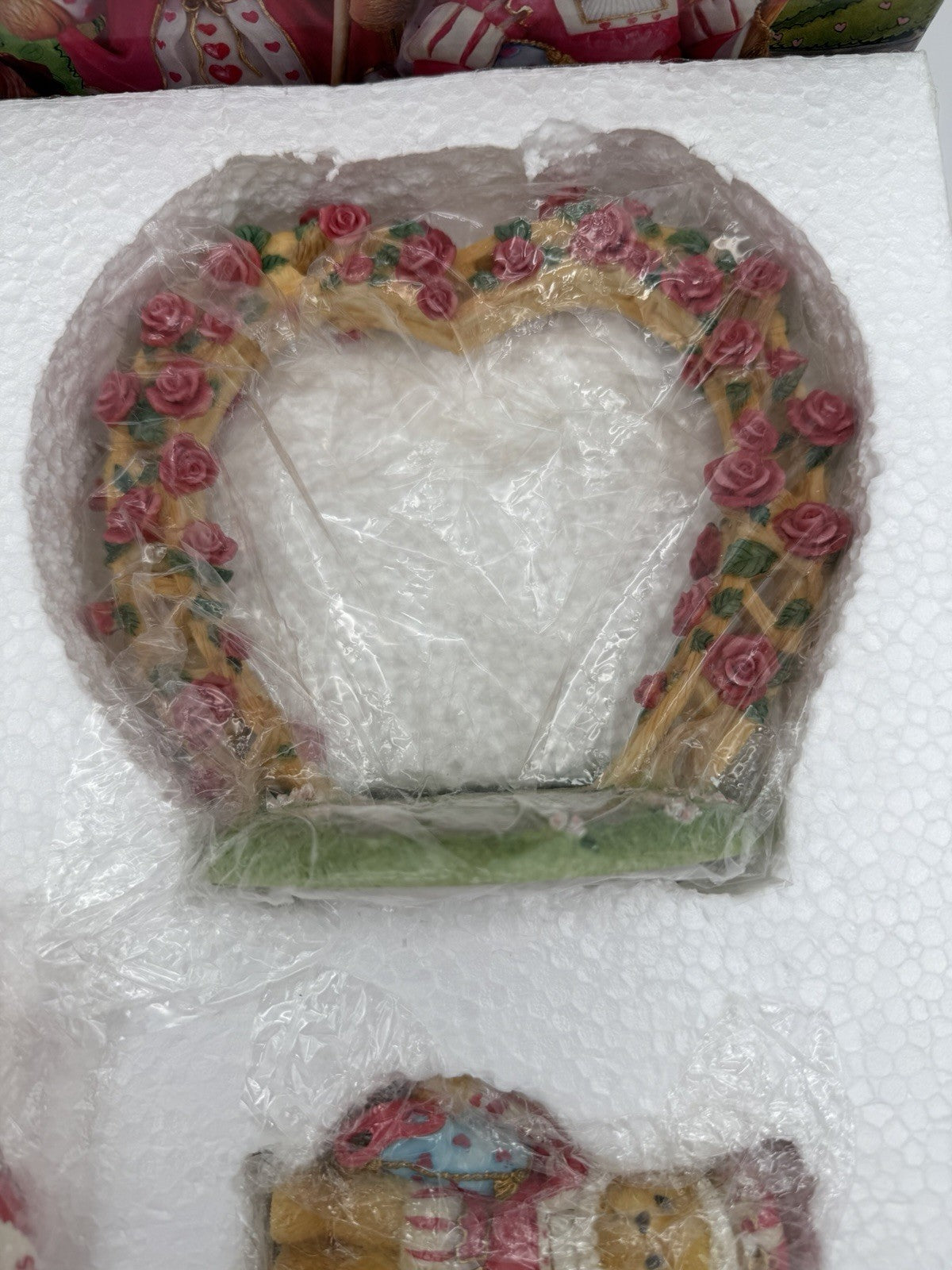 Cherished Teddies King & Queen of Hearts Trellis Display Resin Bear Figurine NIB
