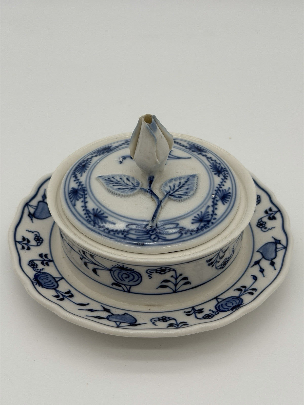 Meissen Porcelain Blue Onion Covered Round Butter Dish Rose Top Germany