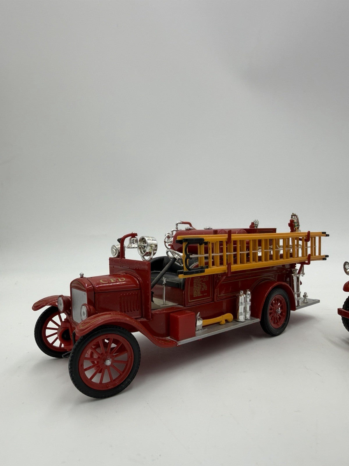 Signature Models 1928 DieCast REO Fire Engine Red 1/32 &Chicago Fire dept 2 Pcs