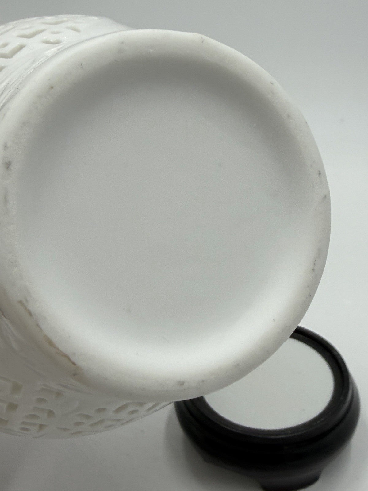 Chinese BLANC DE CHINE Dehua White Porcelain Reticulated Filigree Lattice Vase