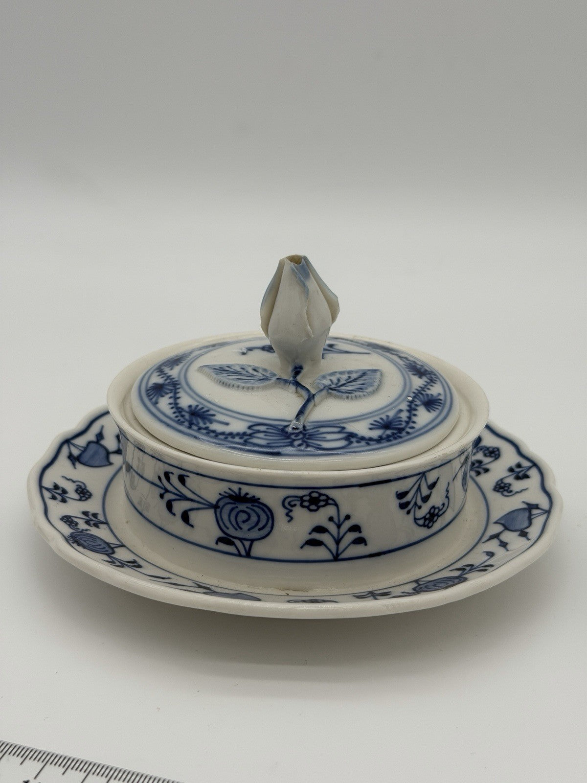 Meissen Porcelain Blue Onion Covered Round Butter Dish Rose Top Germany