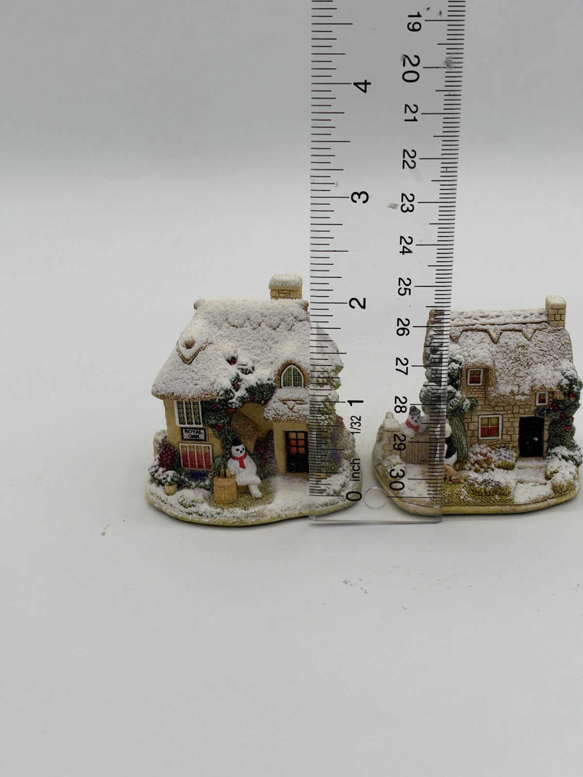 Lilliput Lane Winter Warmer cottage Ice to Meet You 2001 England Figurines 2”
