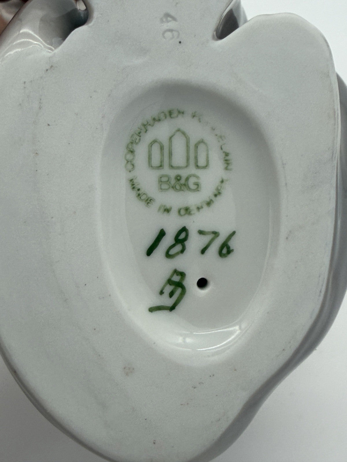 Bing & Grondahl Porcelain Copenhagen Denmakr Cat Sitting #1876 Grey & White 4.5”