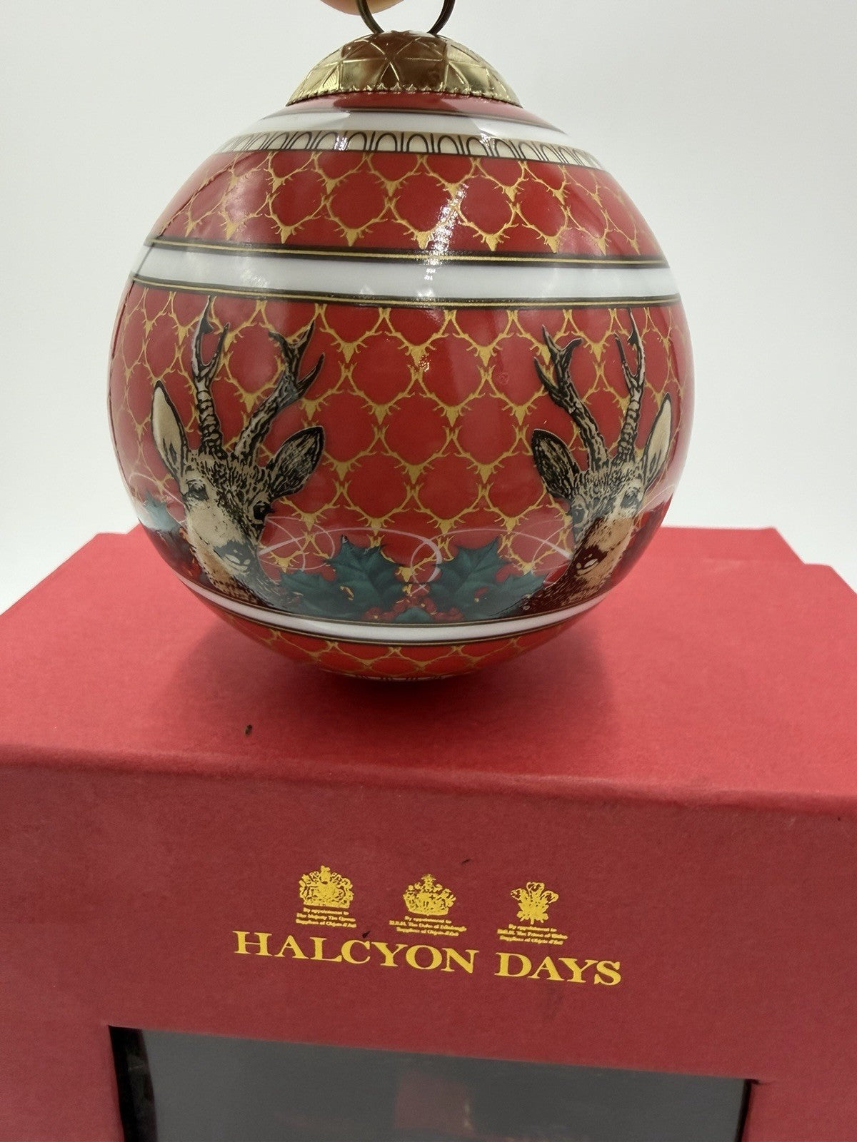 RARE HALCYON DAYS GORDON CASTLE ANTLER TRELLIS Porcelain Ball Red Ornament