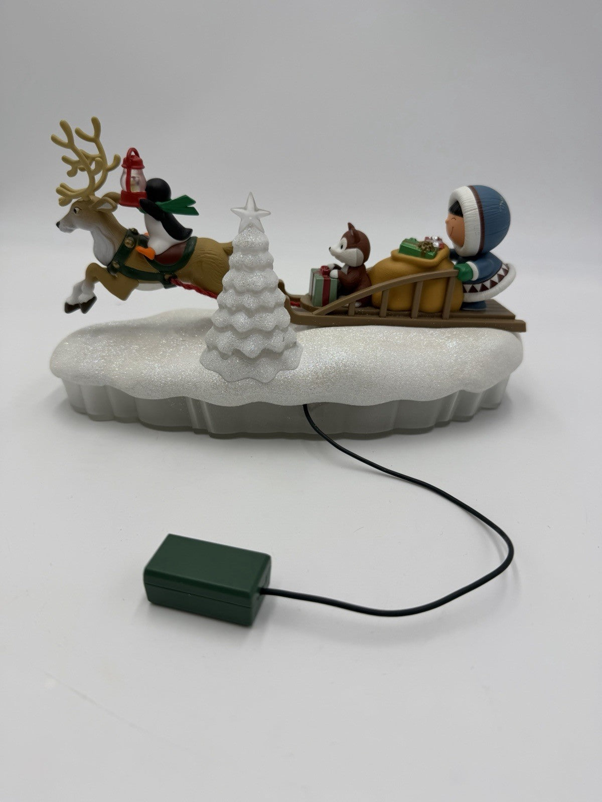 Hallmark 2015 Here Comes Frosty Friends Christmas Tabletop Decor Reindeer