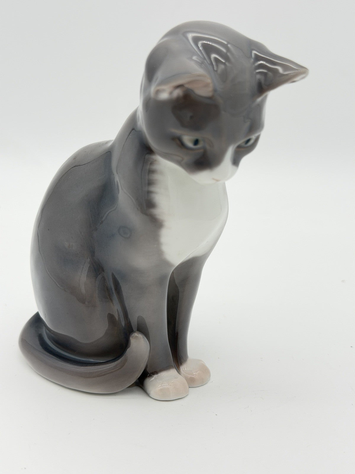 Bing & Grondahl Porcelain Copenhagen Denmakr Cat Sitting #1876 Grey & White 4.5”