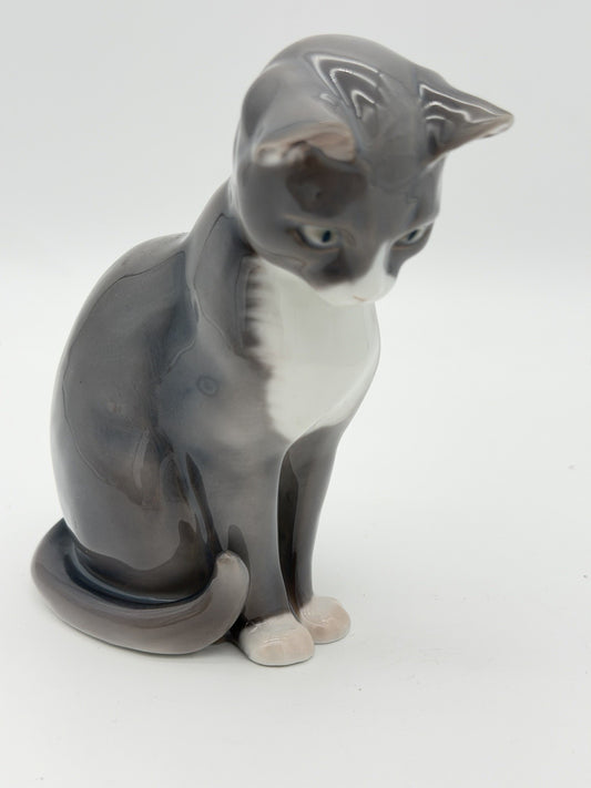 Bing & Grondahl Porcelain Copenhagen Denmakr Cat Sitting #1876 Grey & White 4.5”