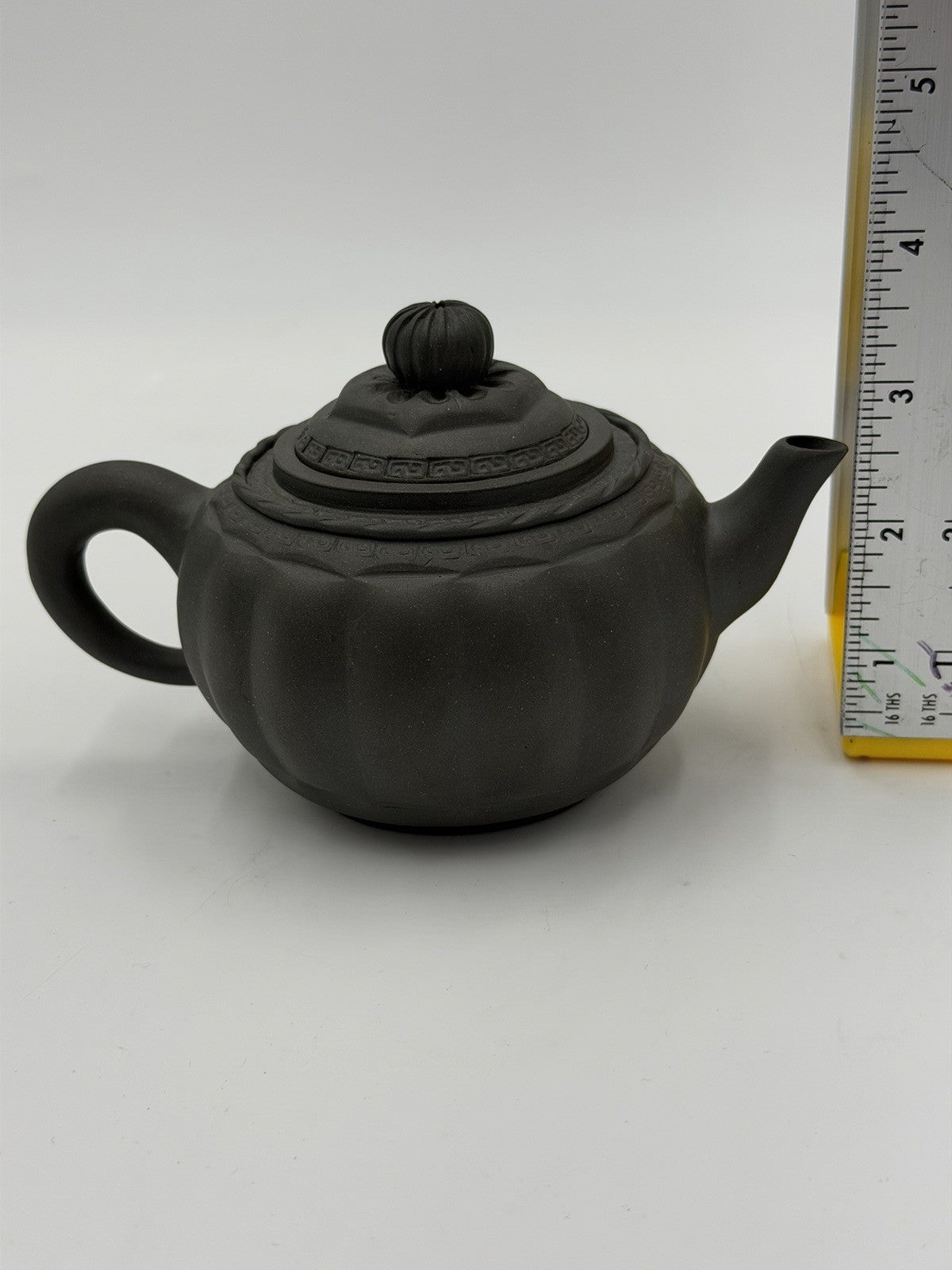 Chinese Yixing zisha clay teapot with ribbed pumpkin body & decorative lid Vtg