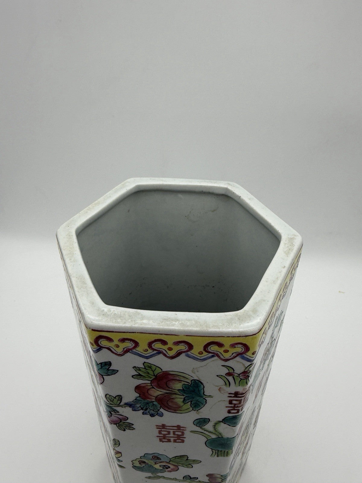 Antique Chinese hexagonal brush Porcelain Da Qing Tongzhi Nian Zhi Peaches Vase