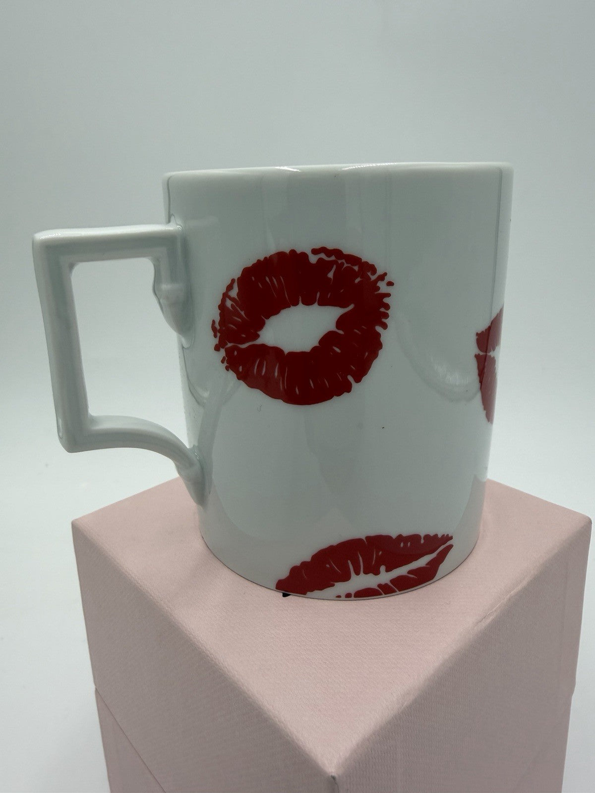 New Meissen Porcelain Germany Berlin Kisses Coffee Mug 3.5”H Box