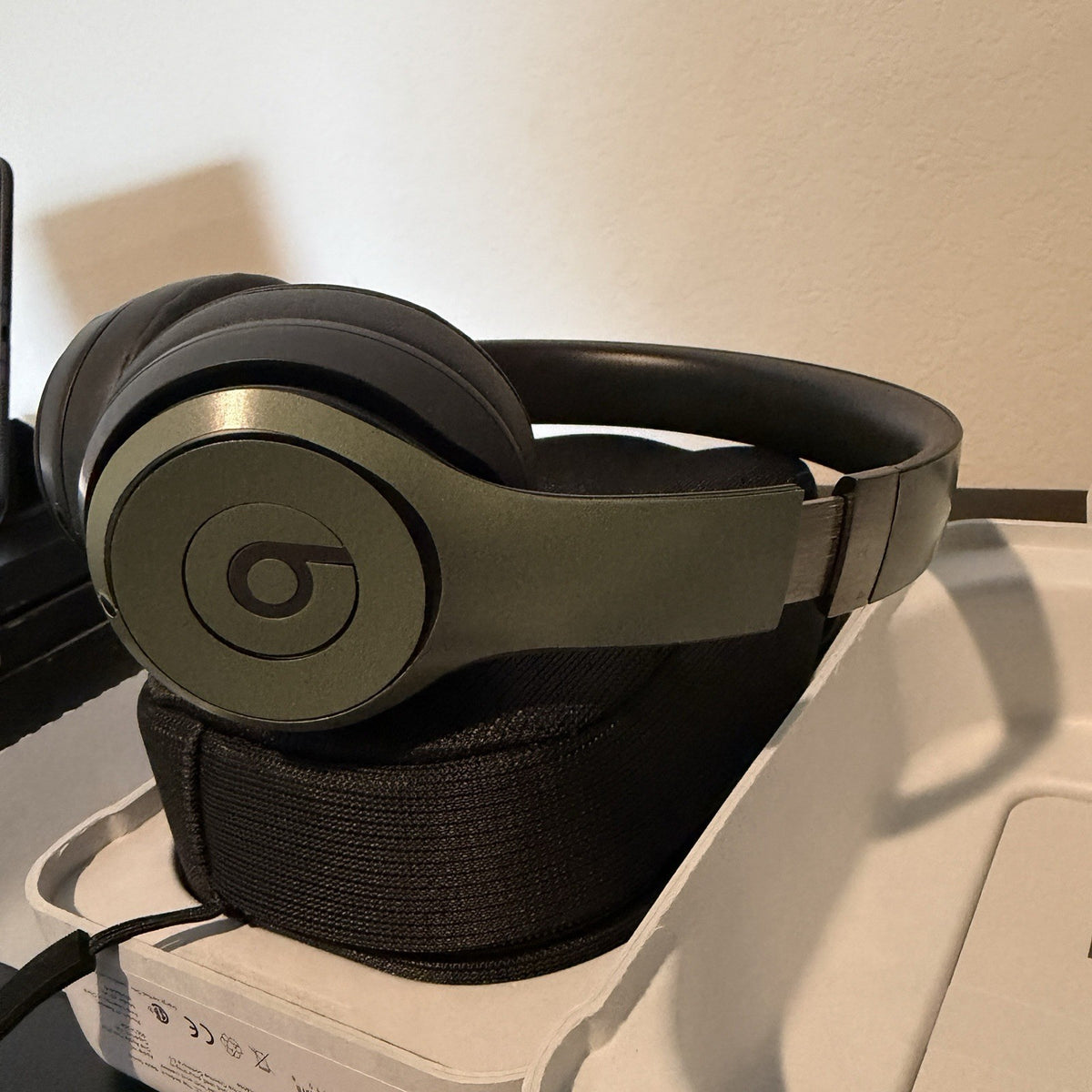 Beats Solo4 Wireless On-Ear Headphones Bluetooth Headphones - Olive Green