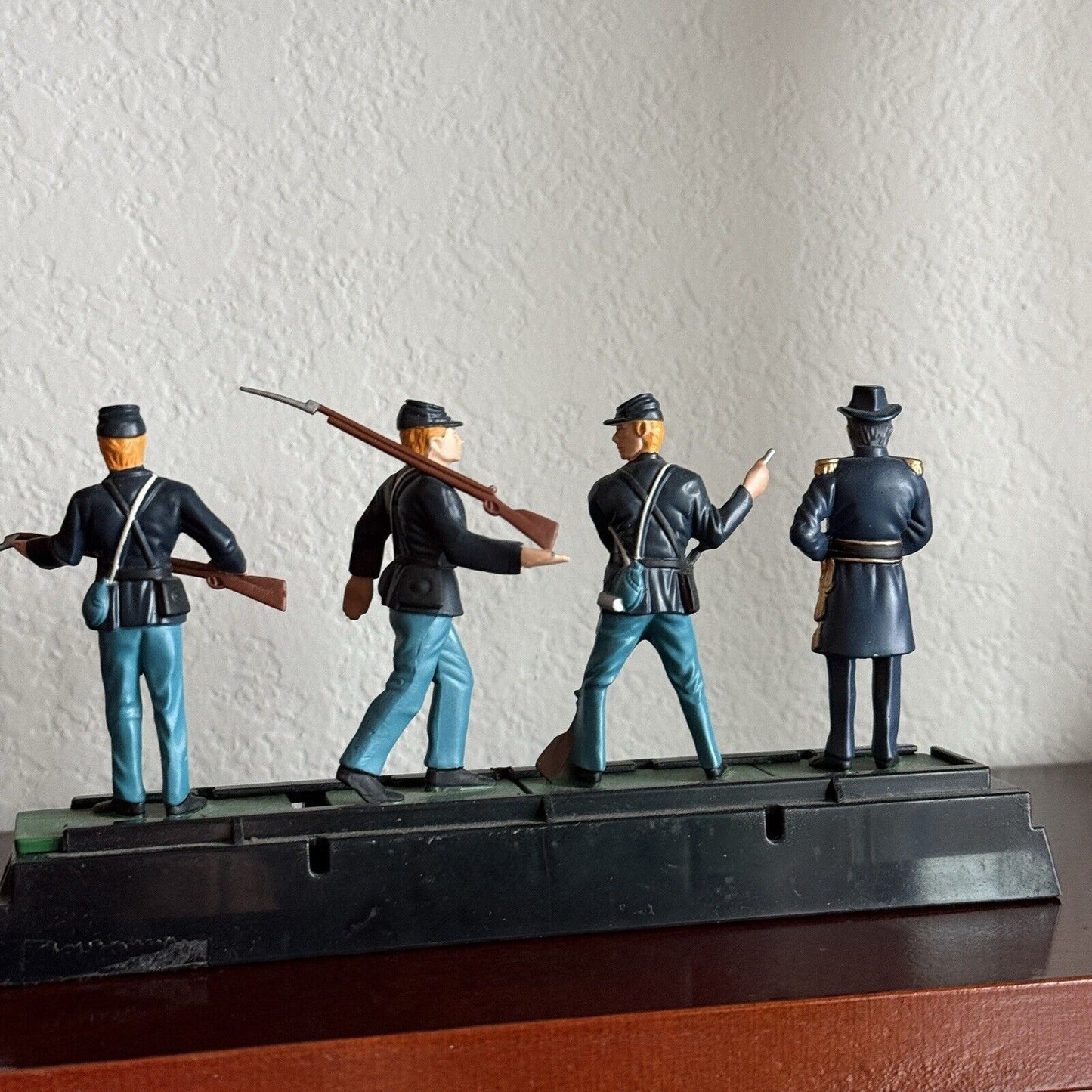 Vintage Blue Box Toys Metal Soldiers Figurines 4 Pieces Set With Stand