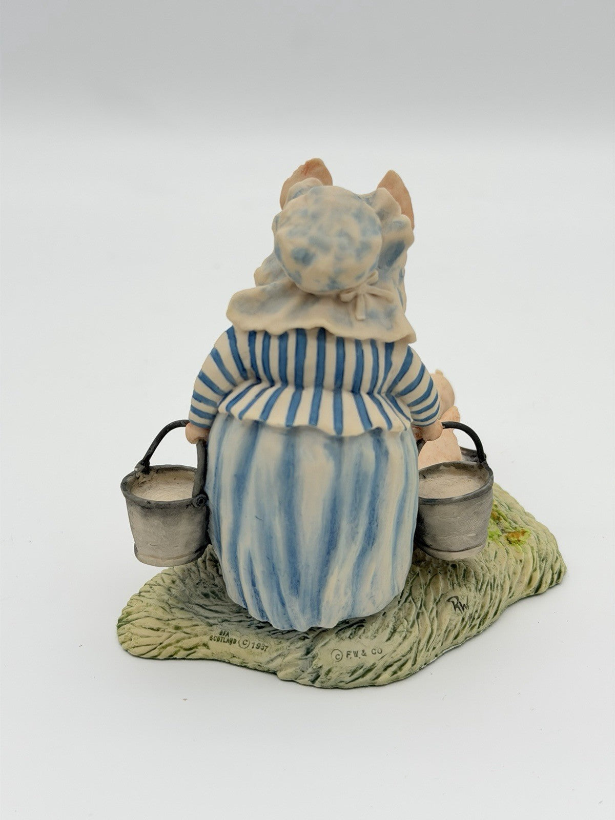 Border Arts Scotland Beatrix Potter Aunt Pettitoes Feeding the Piglets Figurine