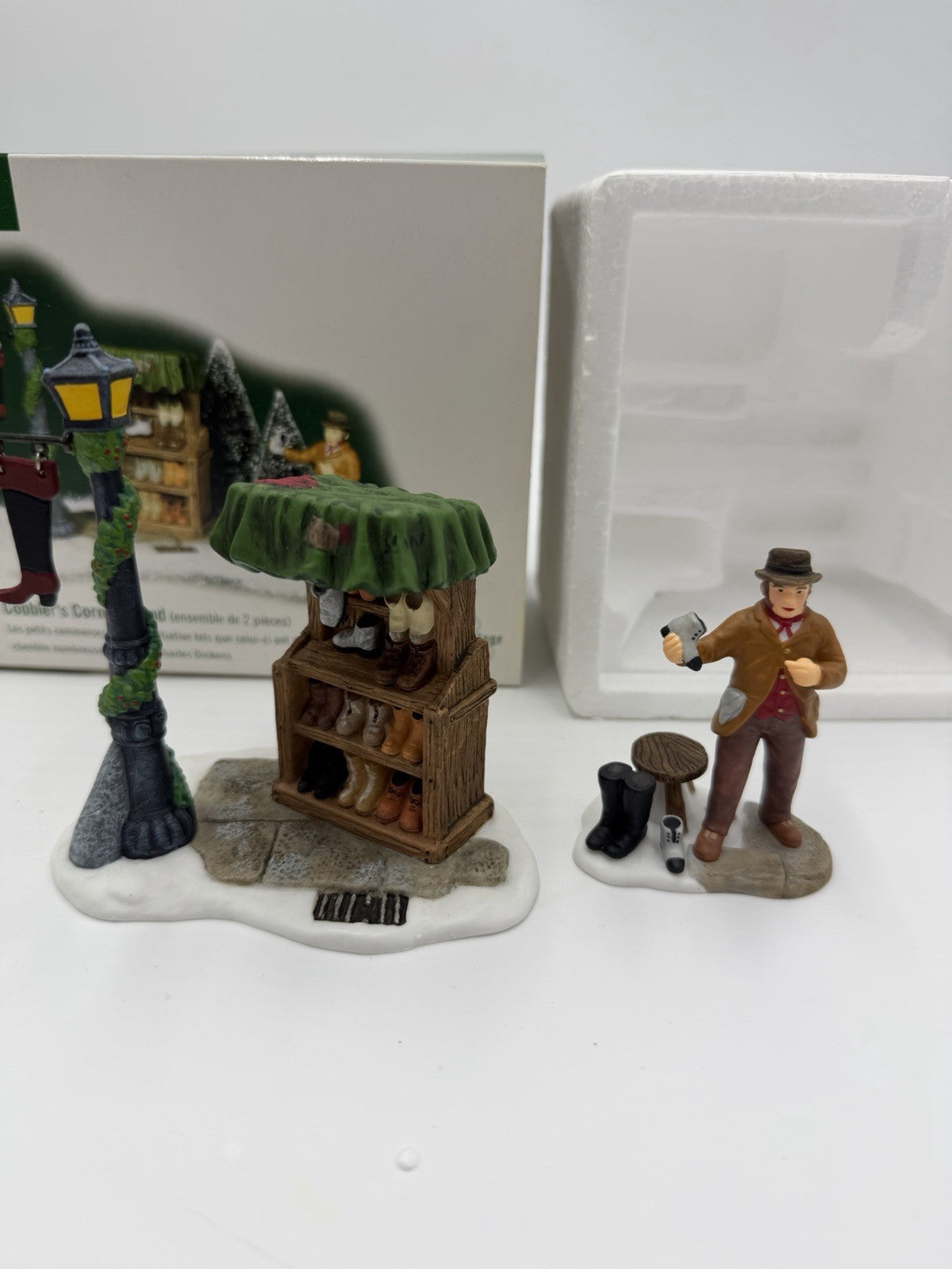 Department56 Cobbler's Corner Stand Dickens Village Christmas  W/Box 2 Figurines