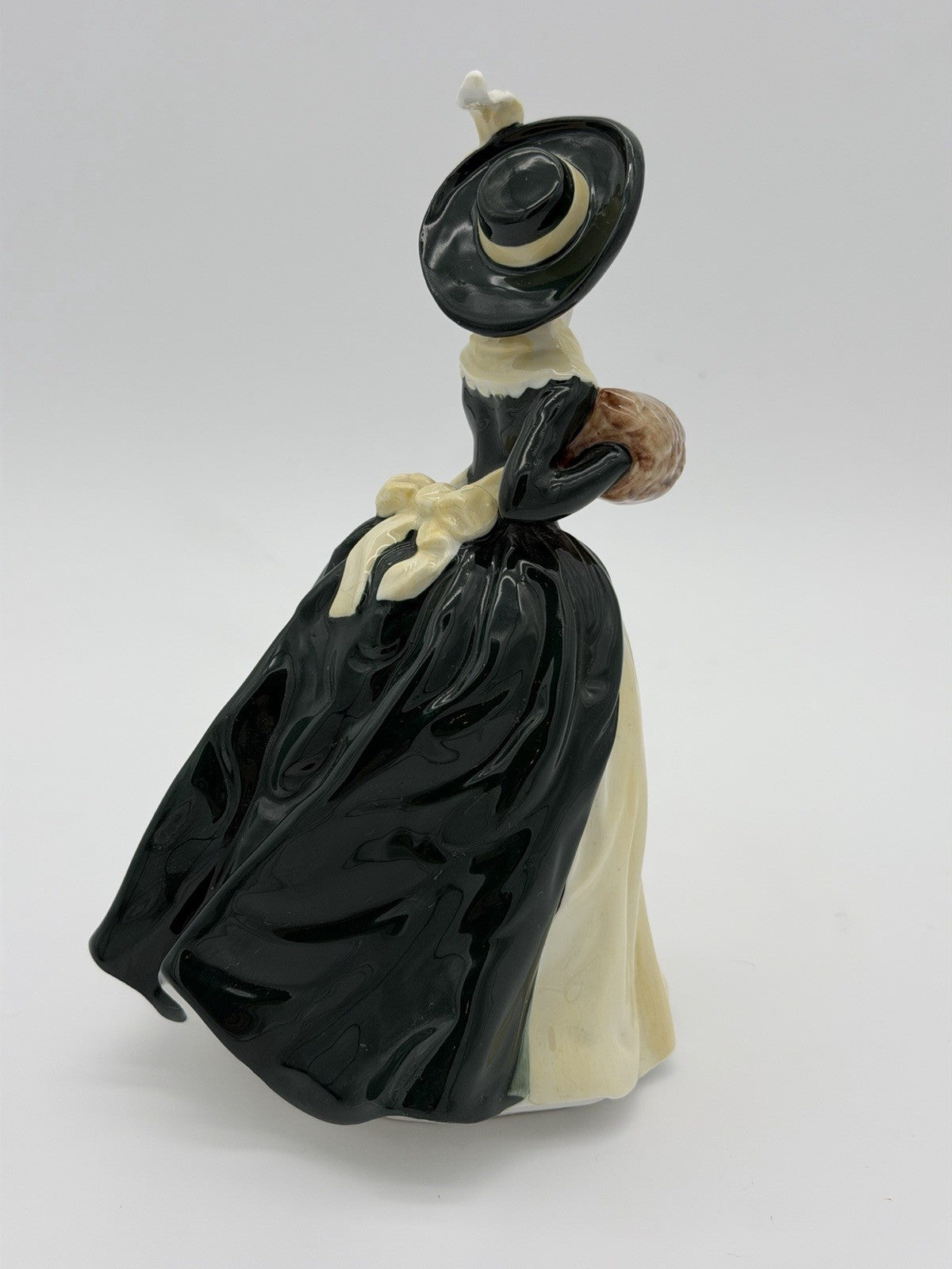 Rare COALPORT Porcelain England Ladies of Fashion Vanessa Painted Figurine 8.5”