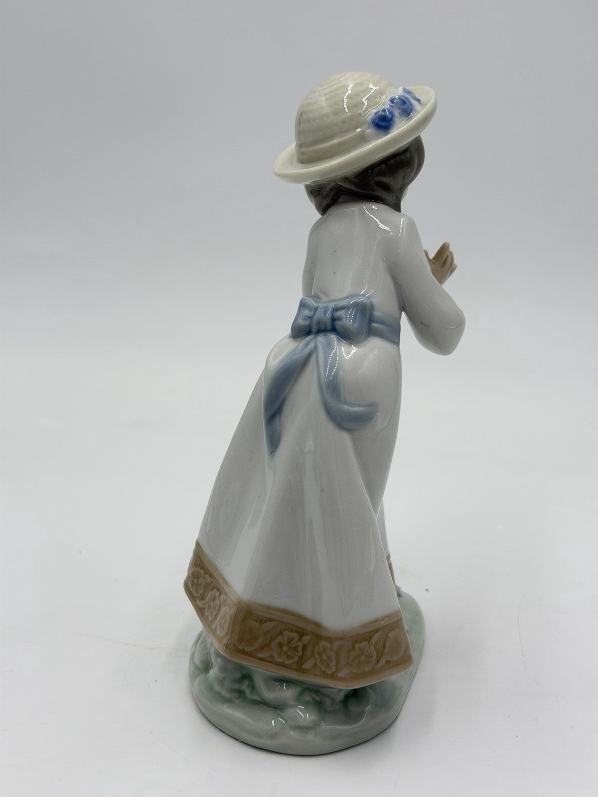 Nao by Lladro Spain Porcelain Girl W/ Birds Nest Porcelain Figurine