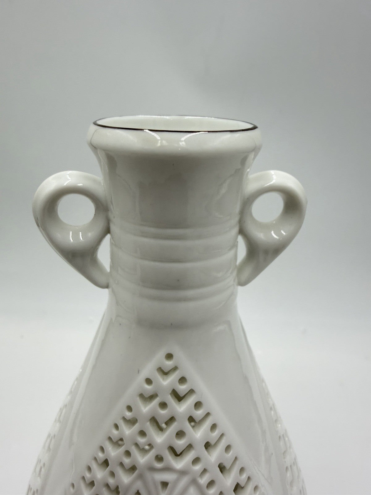 Chinese BLANC DE CHINE Dehua White Porcelain Reticulated Filigree Lattice Vase