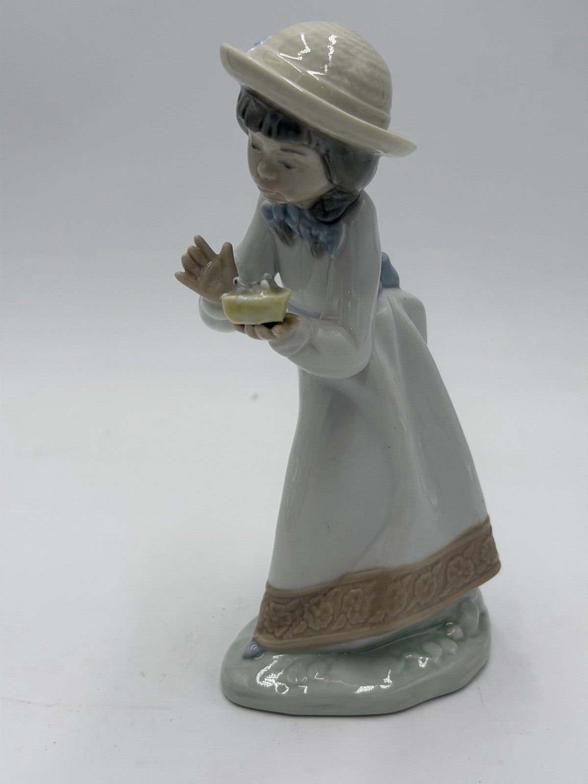 Nao by Lladro Spain Porcelain Girl W/ Birds Nest Porcelain Figurine