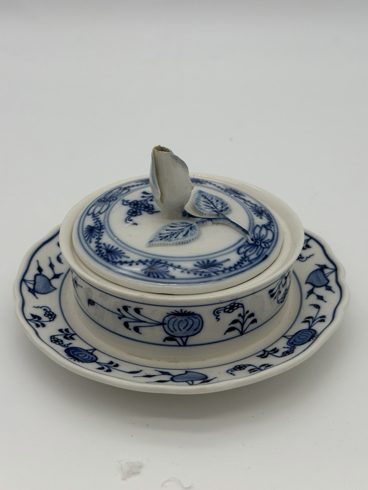 Meissen Porcelain Blue Onion Covered Round Butter Dish Rose Top Germany