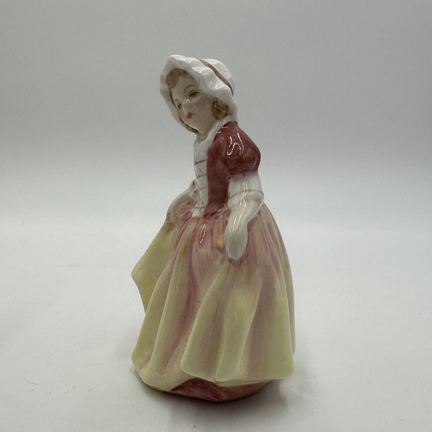 Royal Doulton Figurine Dinky Do England HN2120 Handpainted Porcelain Decor Home