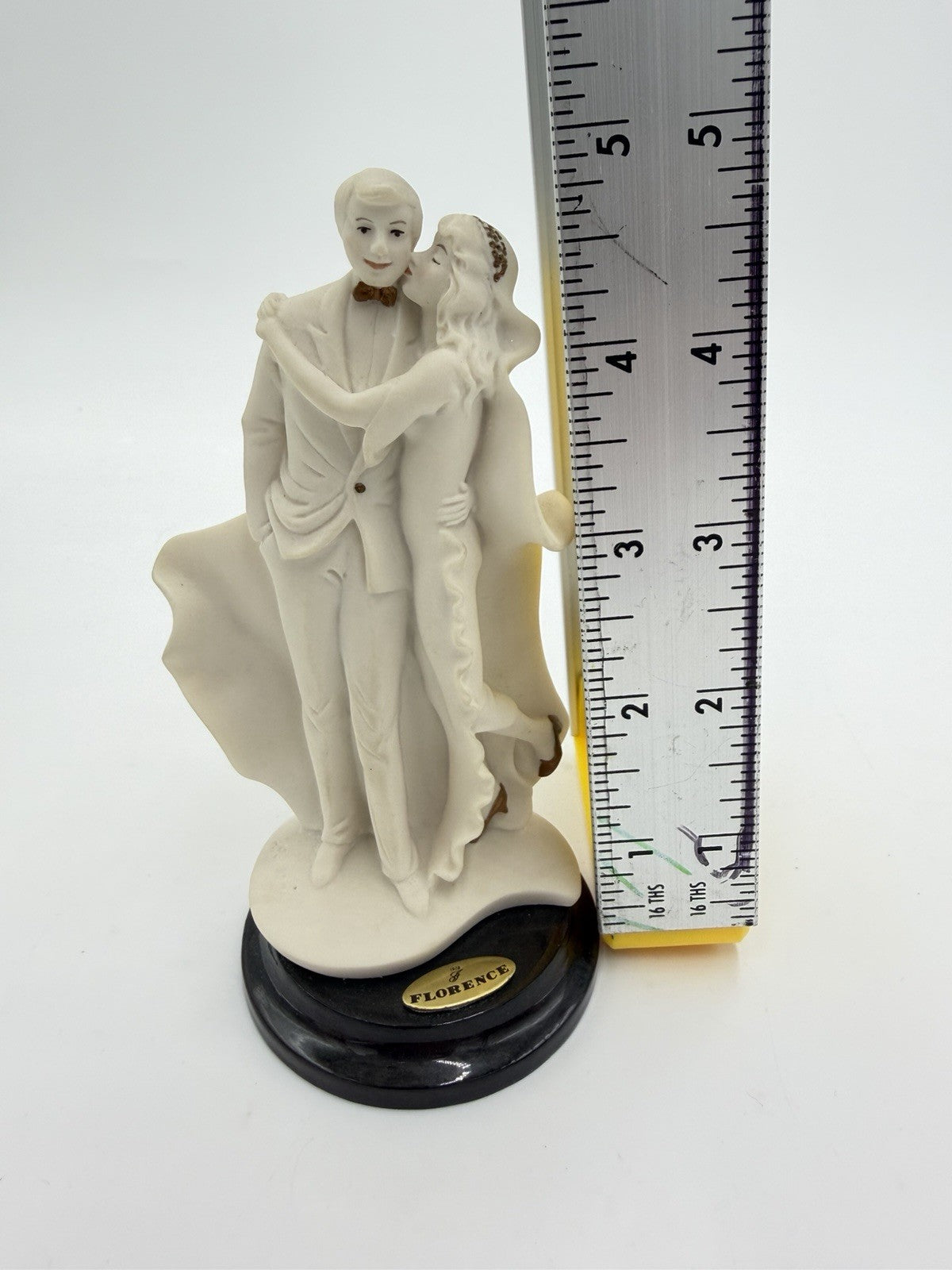 Giuseppe Armani Italy Bride Kisses Groom Miniature Figure 5” 1992 Cake Topper
