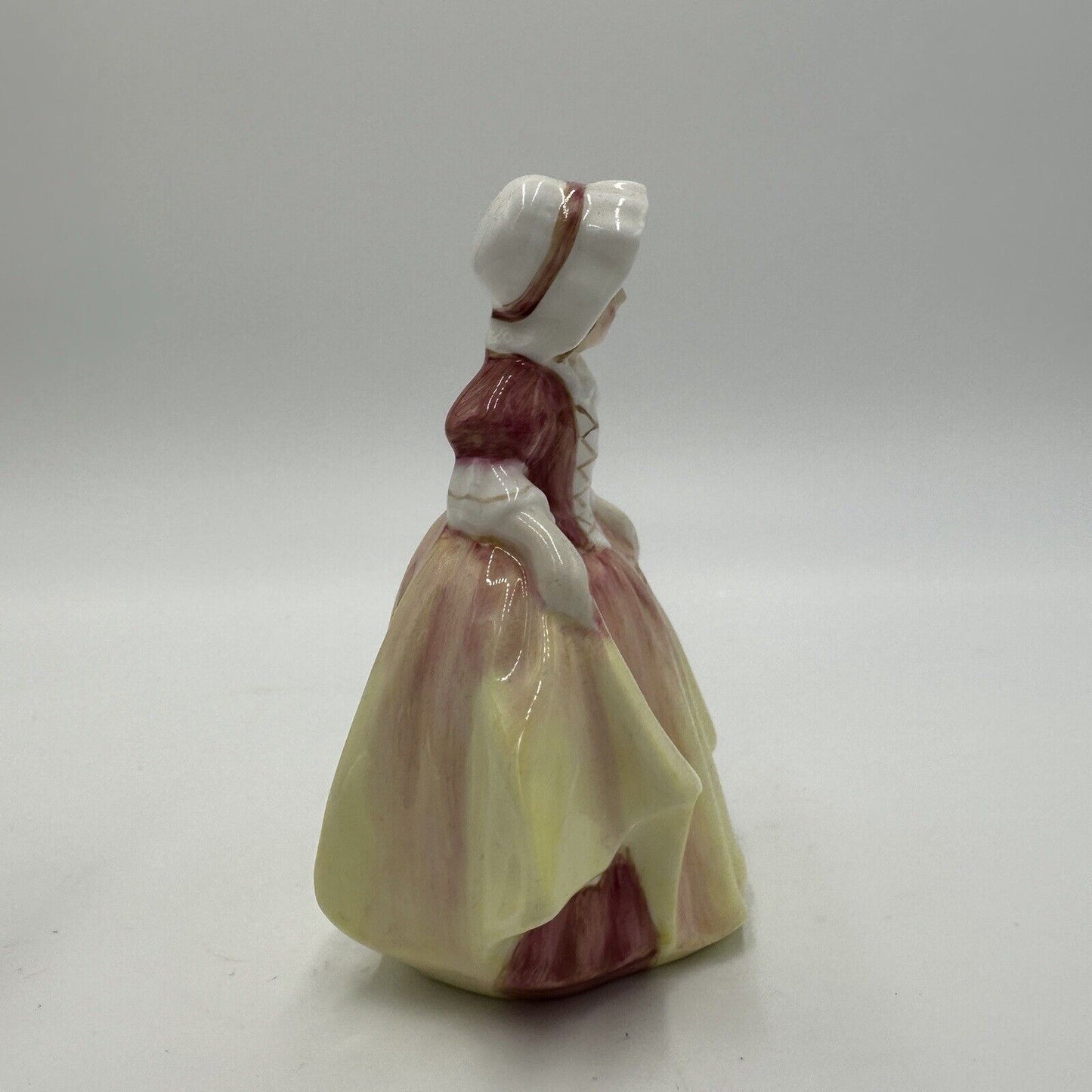 Royal Doulton Figurine Dinky Do England HN2120 Handpainted Porcelain Decor Home