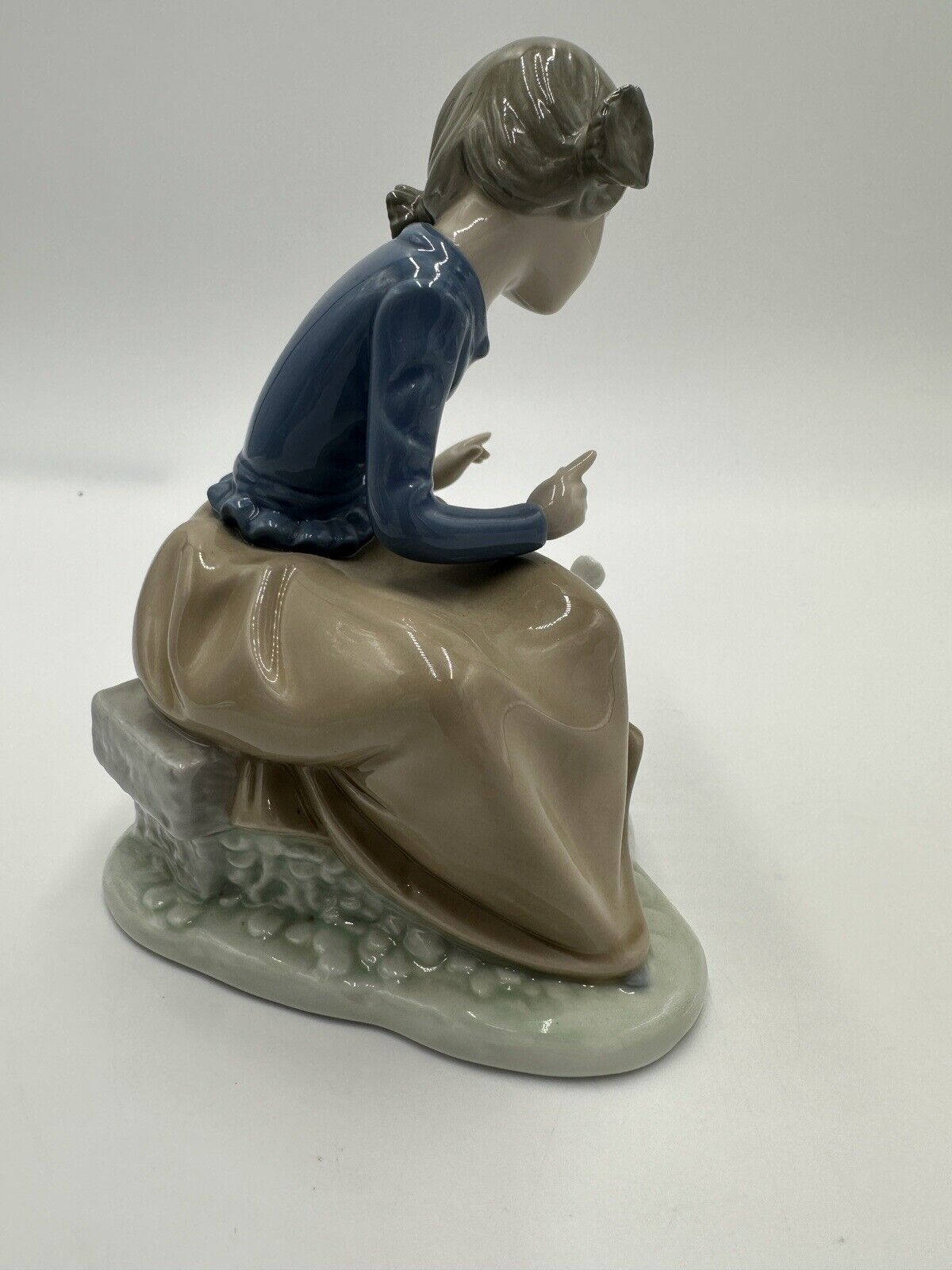 Nao Lladro Spain  Figurine Seated Girl w/ Doves Daisa Porcelain Ever So Gently