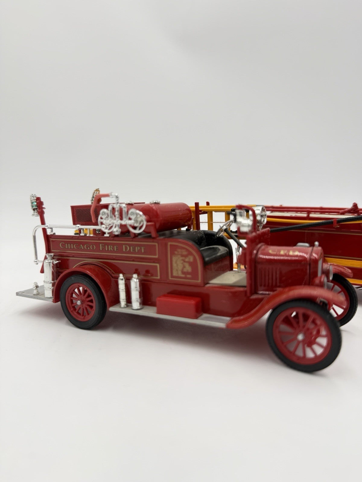 Signature Models 1928 DieCast REO Fire Engine Red 1/32 &Chicago Fire dept 2 Pcs