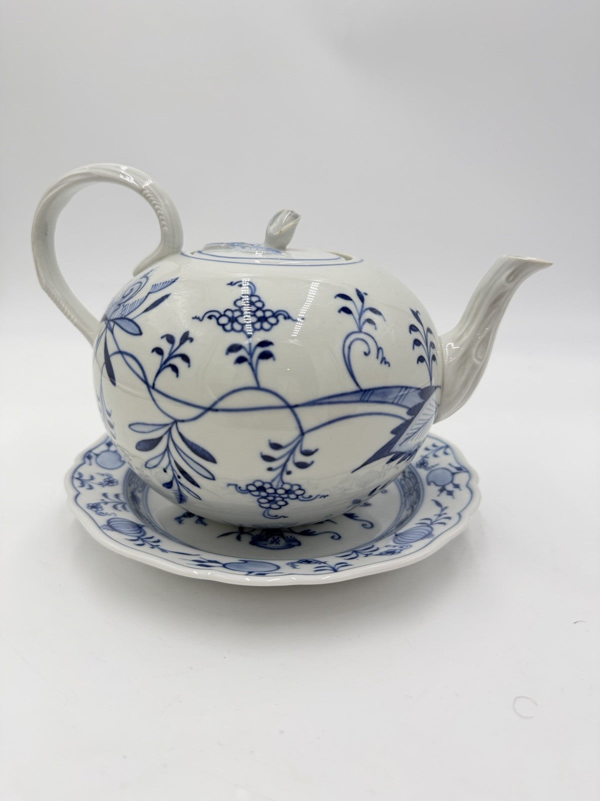 Antique Meissen Porcelain Blue Onion Teapot & Saucer Pot Germany Flower Lid