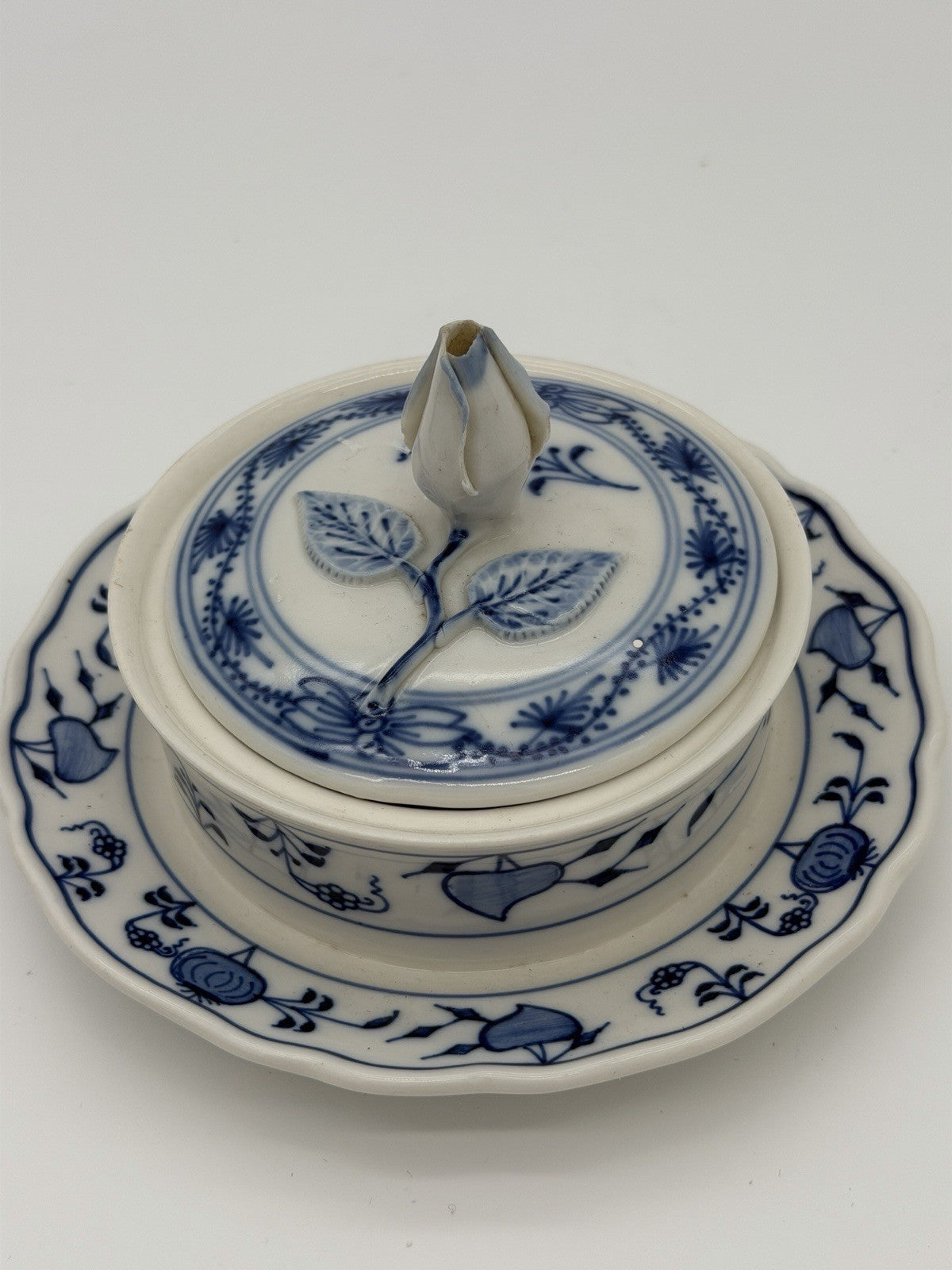 Meissen Porcelain Blue Onion Covered Round Butter Dish Rose Top Germany