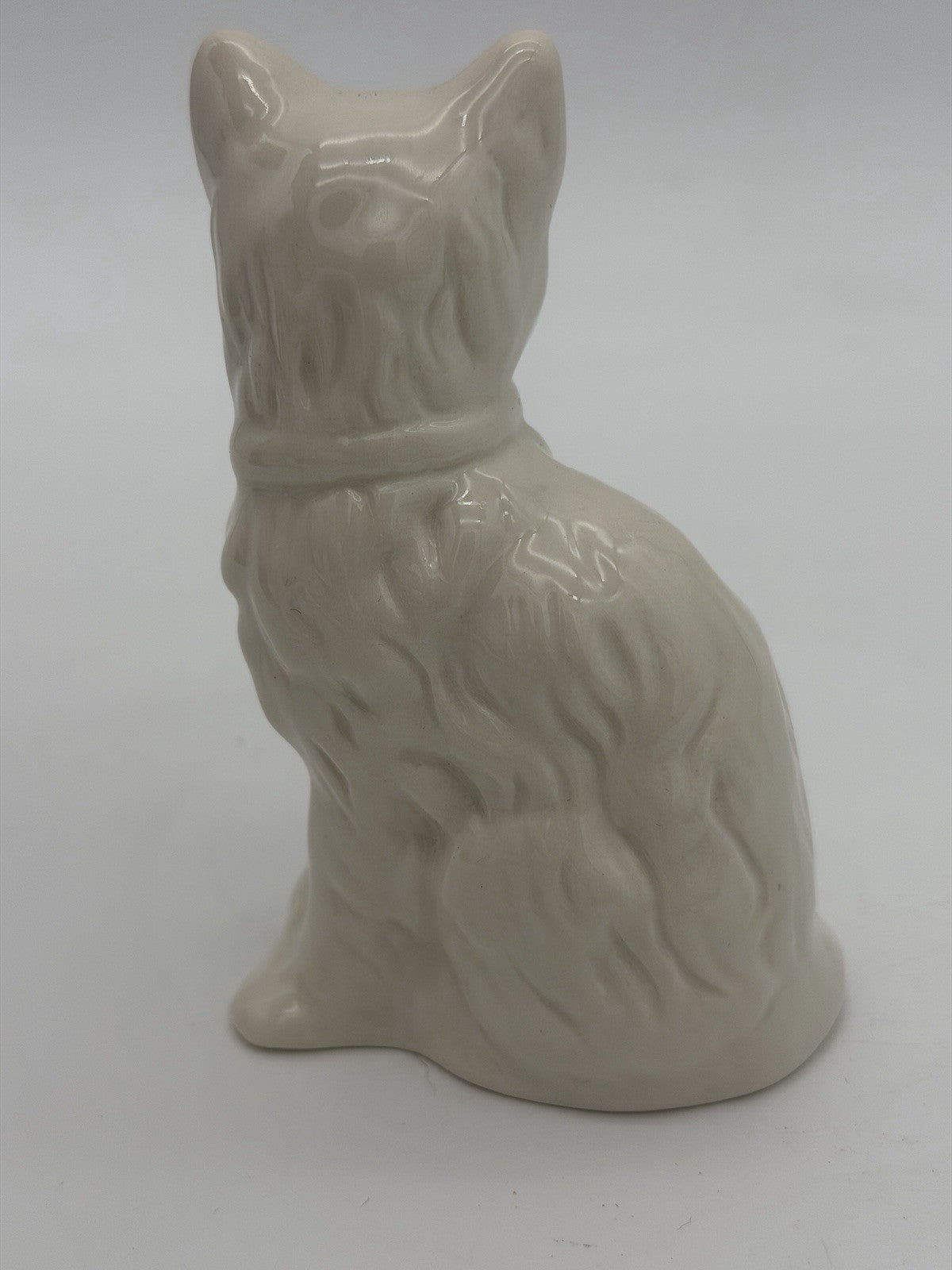 Belleek Irish Art Pottery Quizzical Cat Kitty Figurine Shamrocks 4” Porcelain