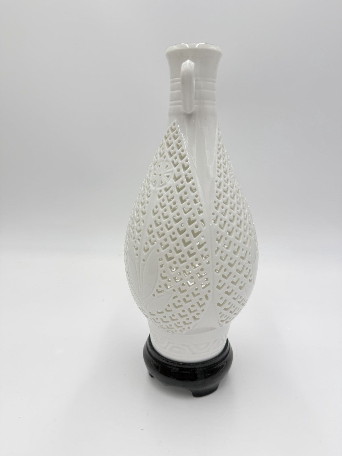 Chinese BLANC DE CHINE Dehua White Porcelain Reticulated Filigree Lattice Vase