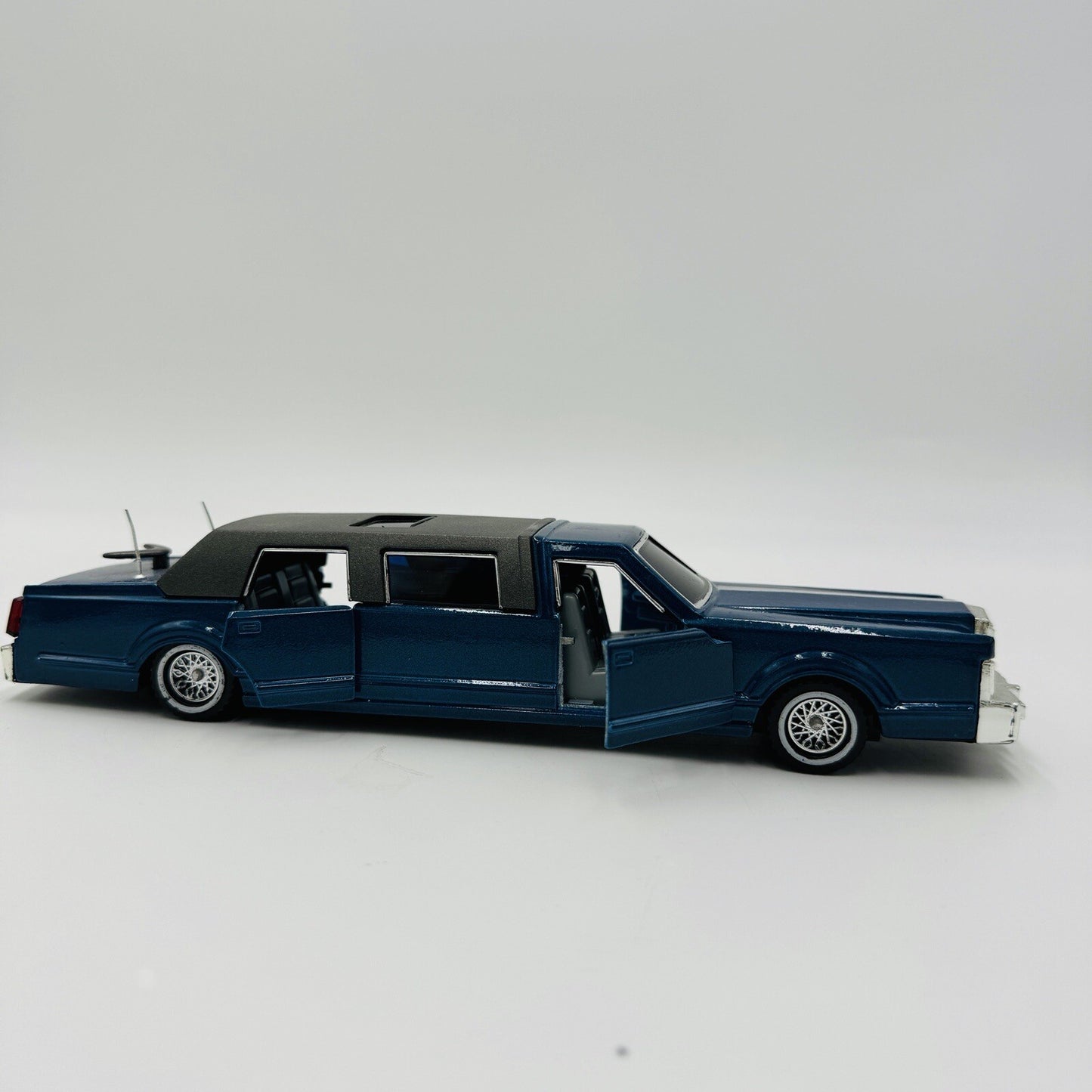 Vintage Diecast Majorette Super Movers Limousine 1/32 Sc. 3045 Series Blue