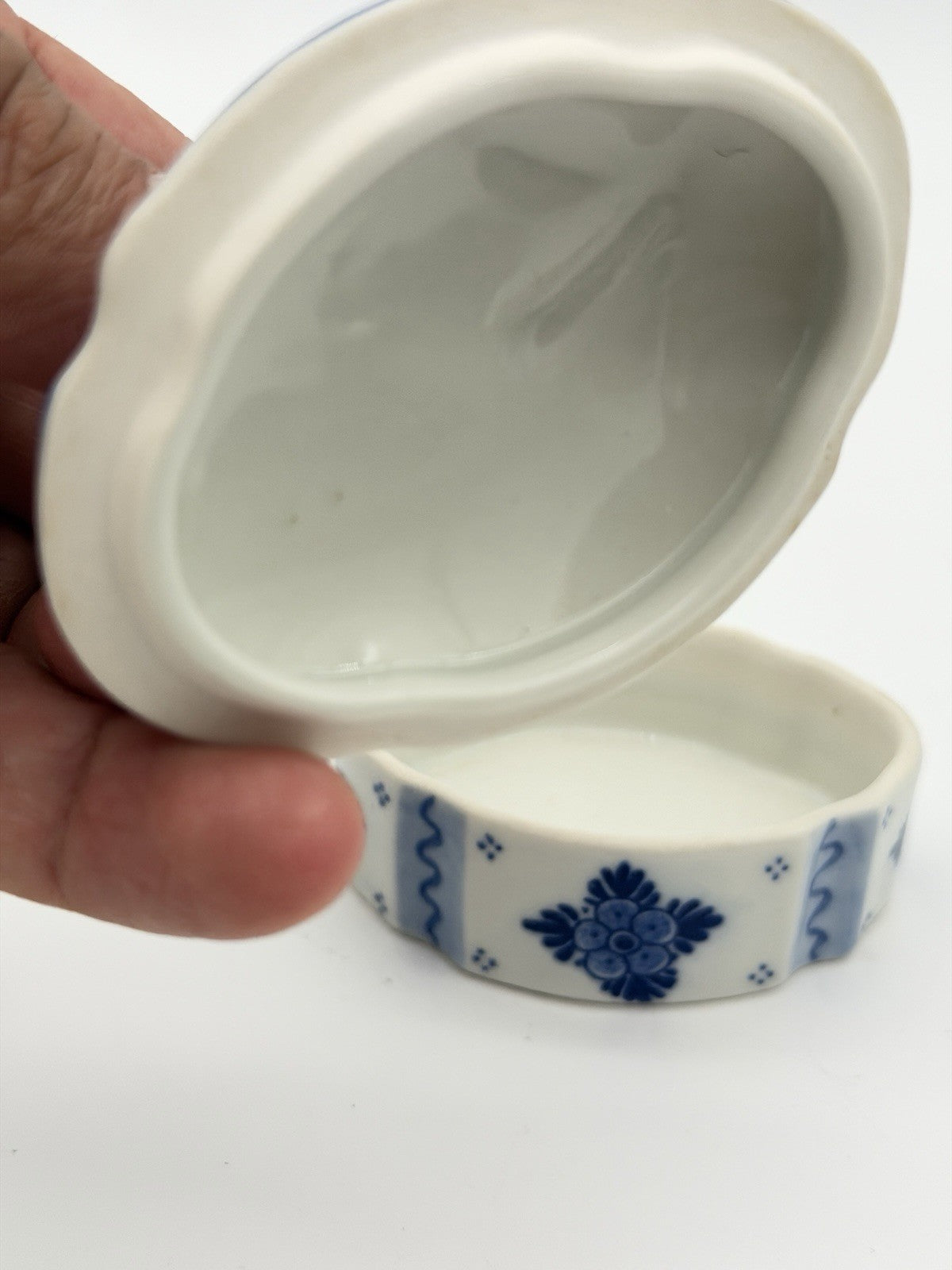Delft Blue/white Pottery Holland red Tulip Ceramic Painted Trinket Box 2”x2.5”