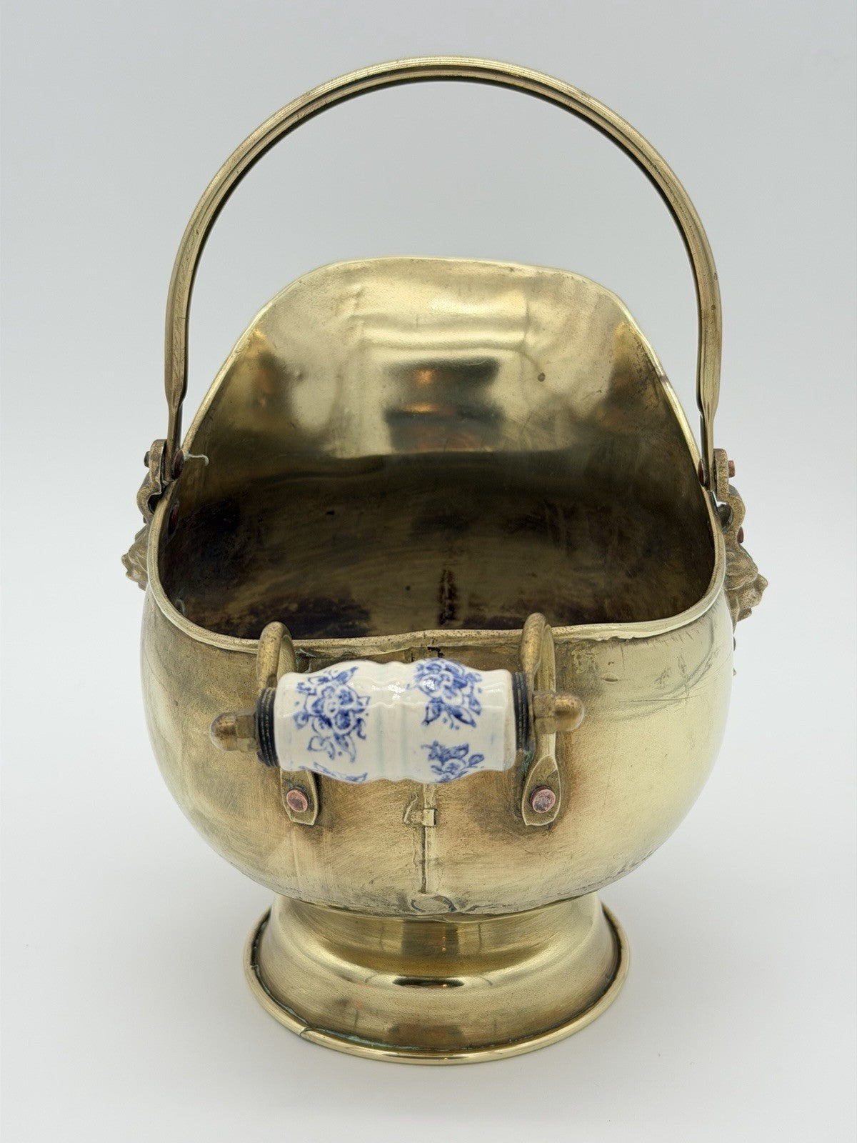 Vintage Delft Holland Brass Ash Scuttle Bucket Lion Head Porcelain Handle 9.5”H