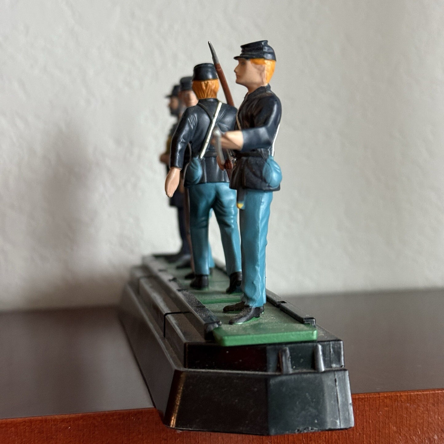 Vintage Blue Box Toys Metal Soldiers Figurines 4 Pieces Set With Stand