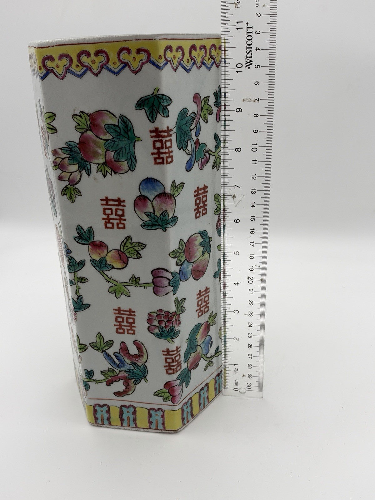 Antique Chinese hexagonal brush Porcelain Da Qing Tongzhi Nian Zhi Peaches Vase