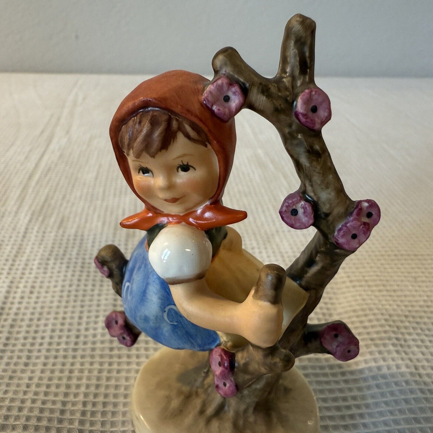 Goebel Hummel Figurine #141 3/0 Apple Tree Girl 4in Tall Germany Red Scarf