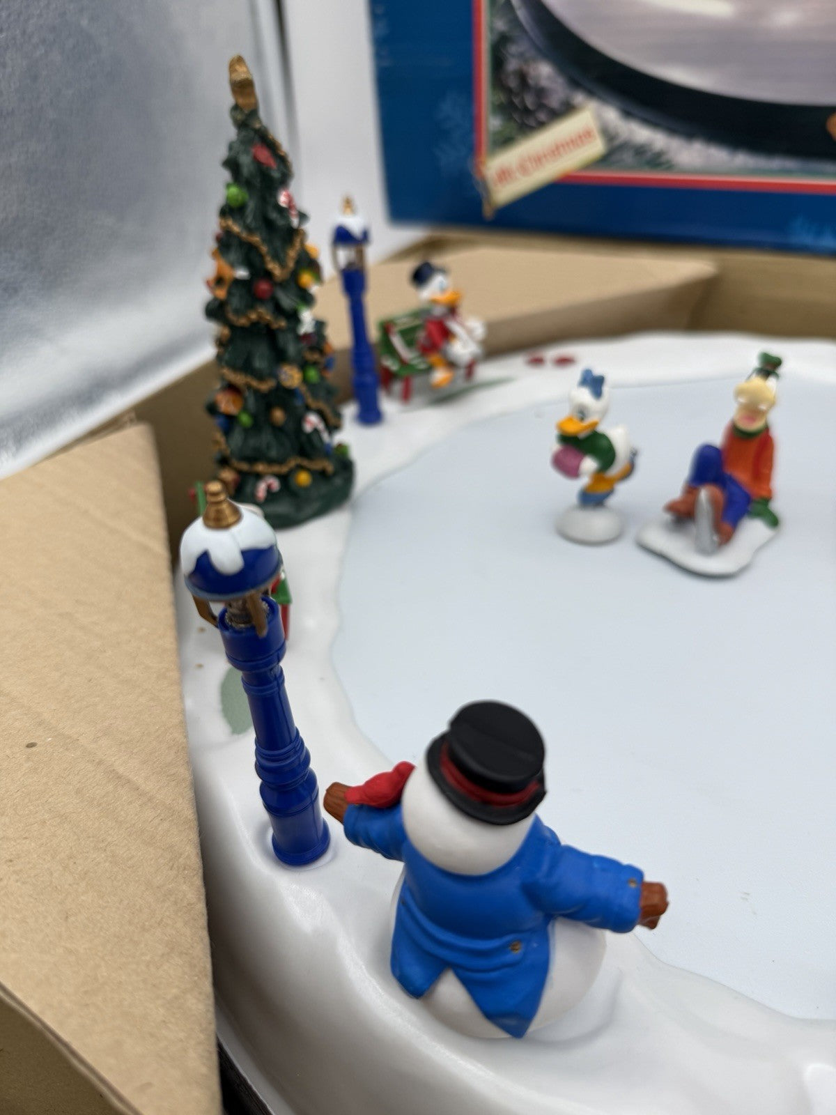 Mr Christmas 1996 Disney Mickeys Holiday Skaters Ice Skating Pond Rink Complete