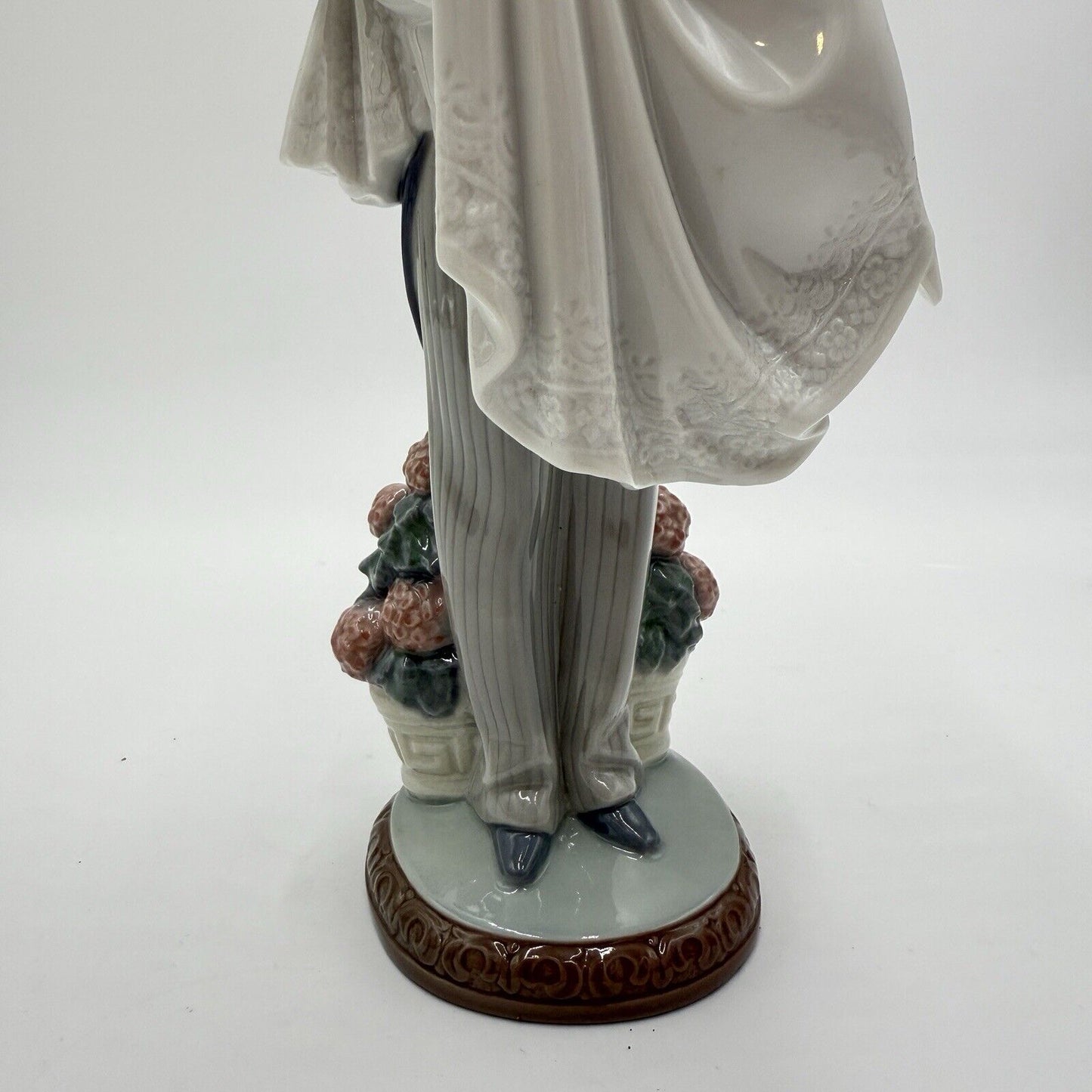 LLadro Spain Porcelain  Over the Threshold# 5282 Wedding Sculpture Groom Bride