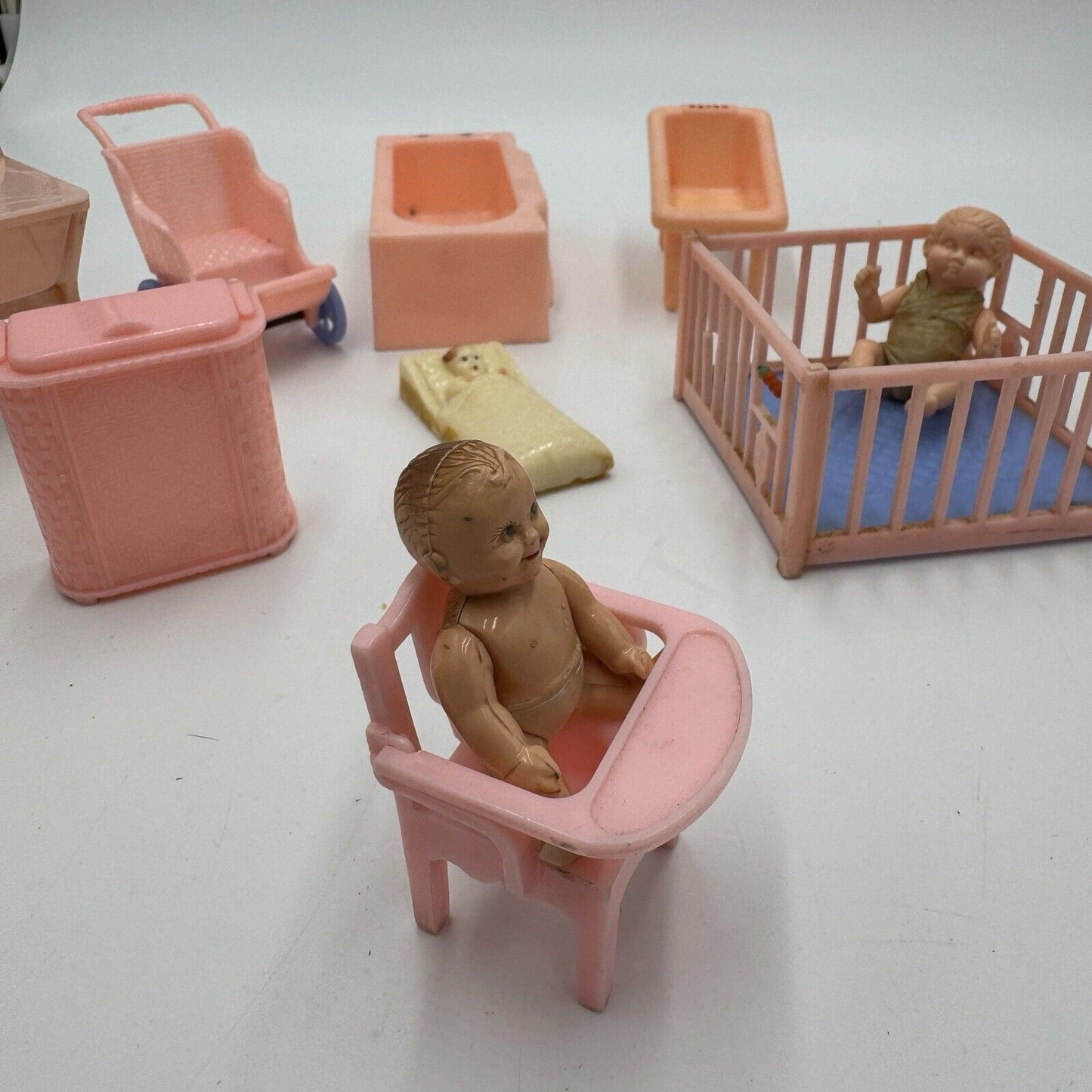 Vintage Renwall 1946 Dollhouse Furniture Plastic Dolls Lot 10 Pieces