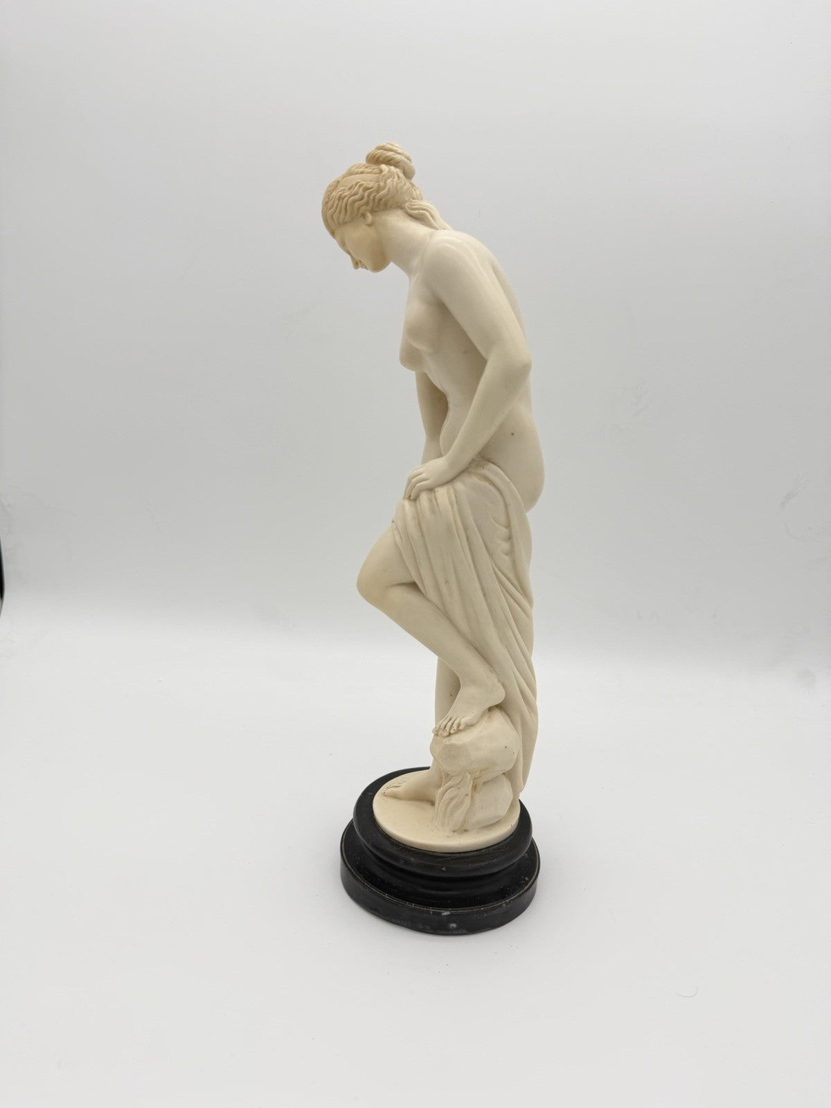 Vtg Santini Italy Venus Bathing Hand Carved Alabaster Marble 15”H Sculpture