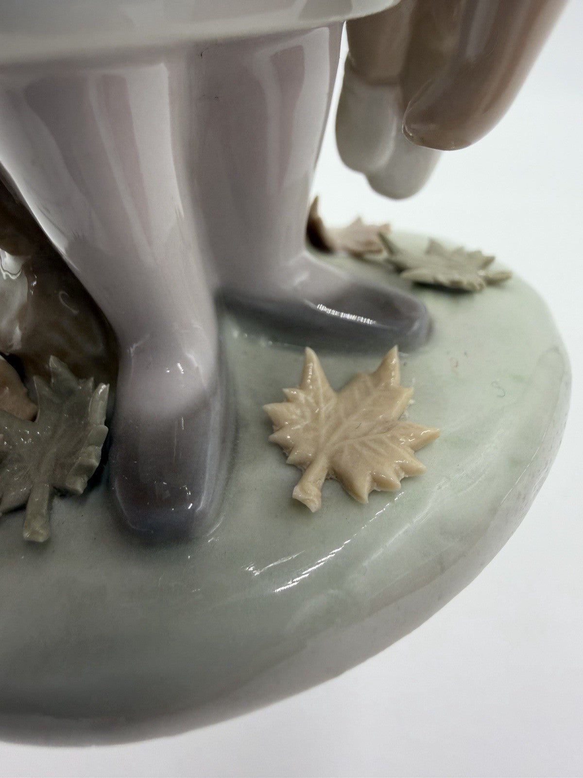 Lladro Spain Porcelain Retired Autumn Girl # 5218 Figurine With Doll & Leaves 8”