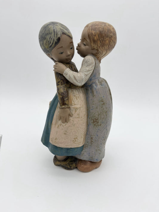 Lladro Spain Porcelain #2086  Little Kiss Painted Gres Finish Figurine 11” Rare