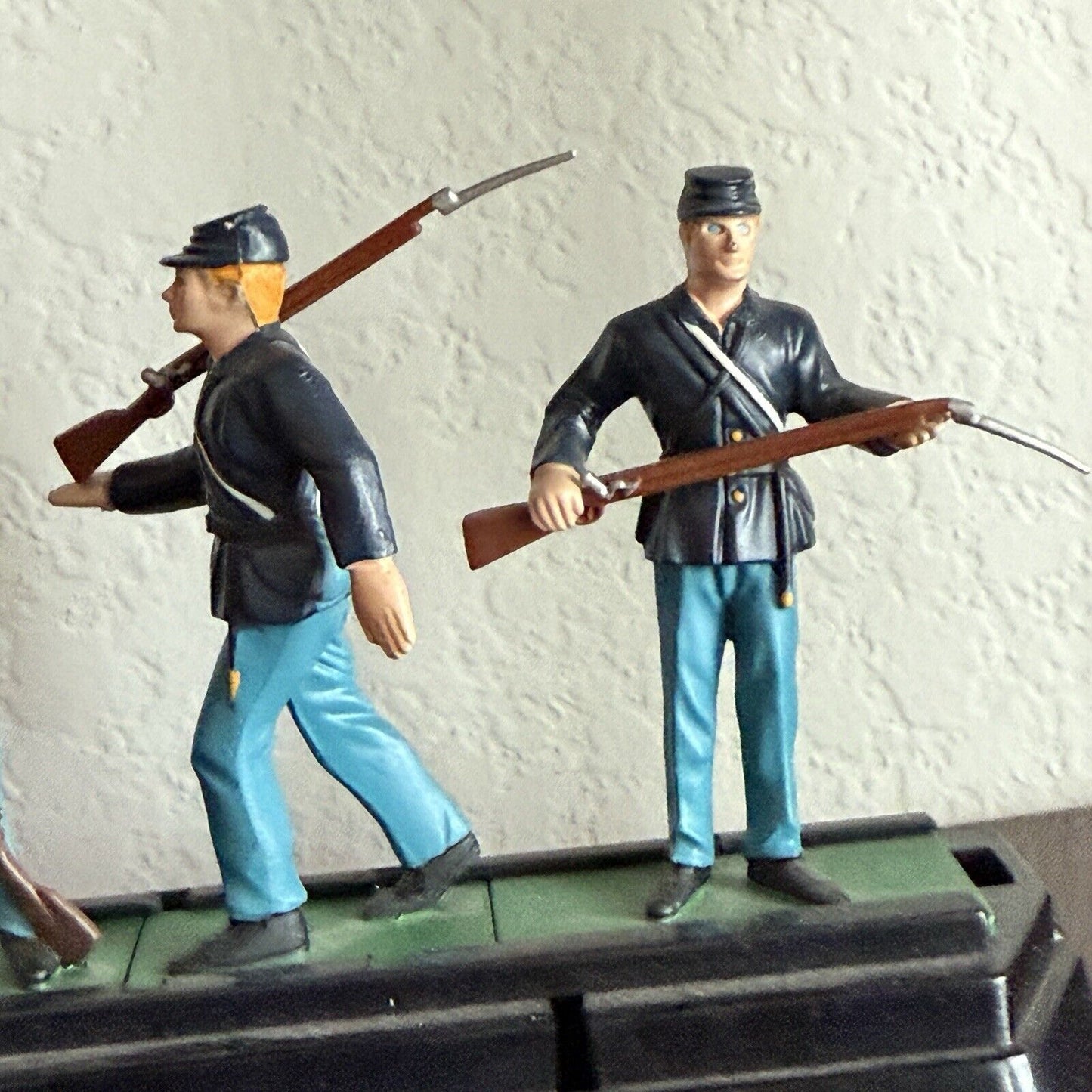 Vintage Blue Box Toys Metal Soldiers Figurines 4 Pieces Set With Stand