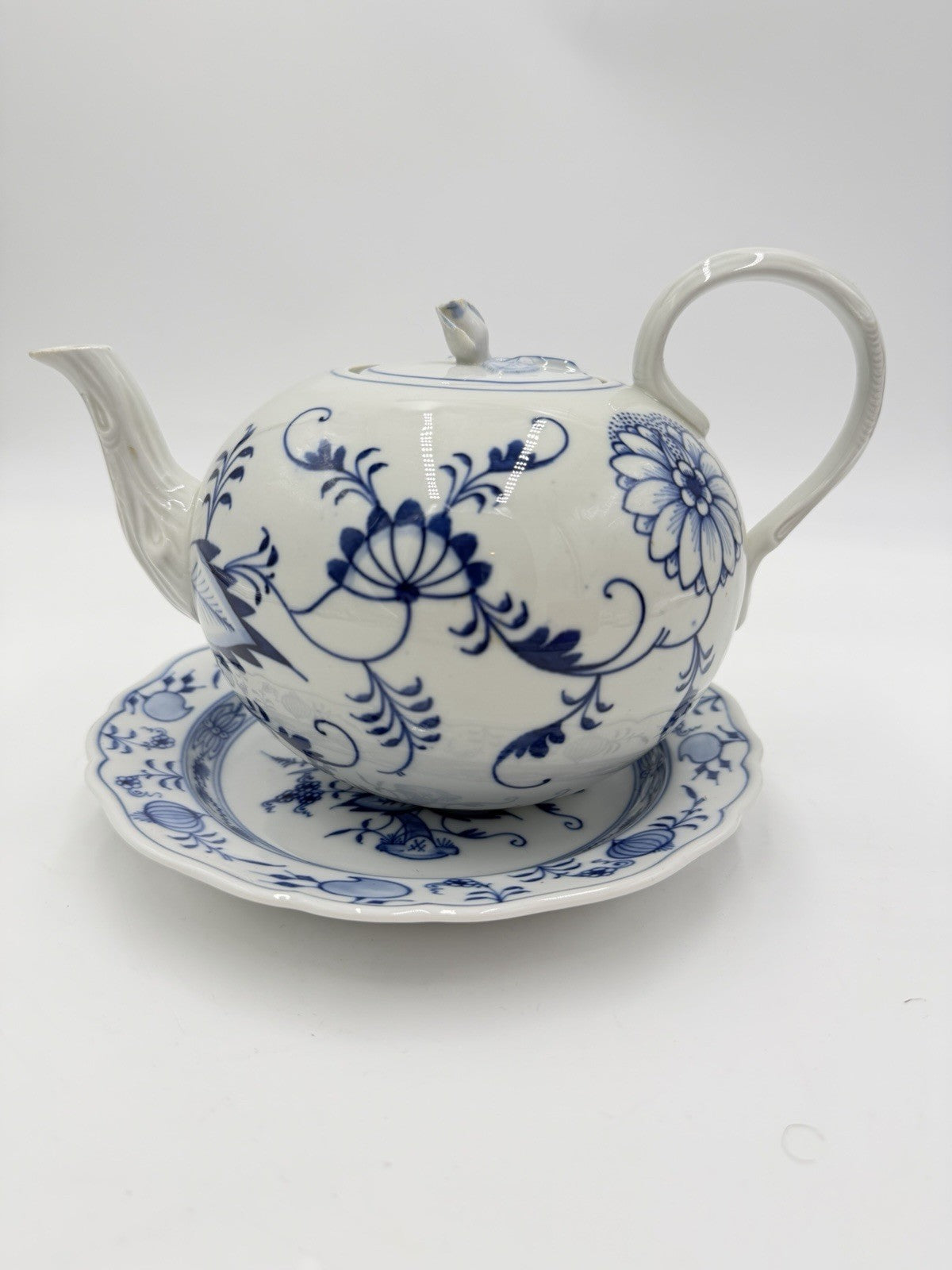 Antique Meissen Porcelain Blue Onion Teapot & Saucer Pot Germany Flower Lid