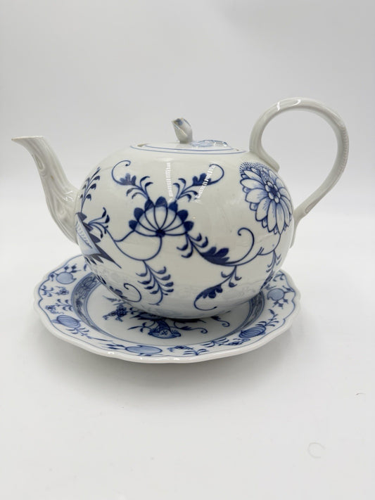 Antique Meissen Porcelain Blue Onion Teapot & Saucer Pot Germany Flower Lid